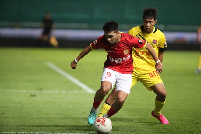 九游体育-从Uzi在澳大利亚队比赛中惊险取胜到摩纳哥围绕欧联调整名单，里程碑夜广州队门线救险